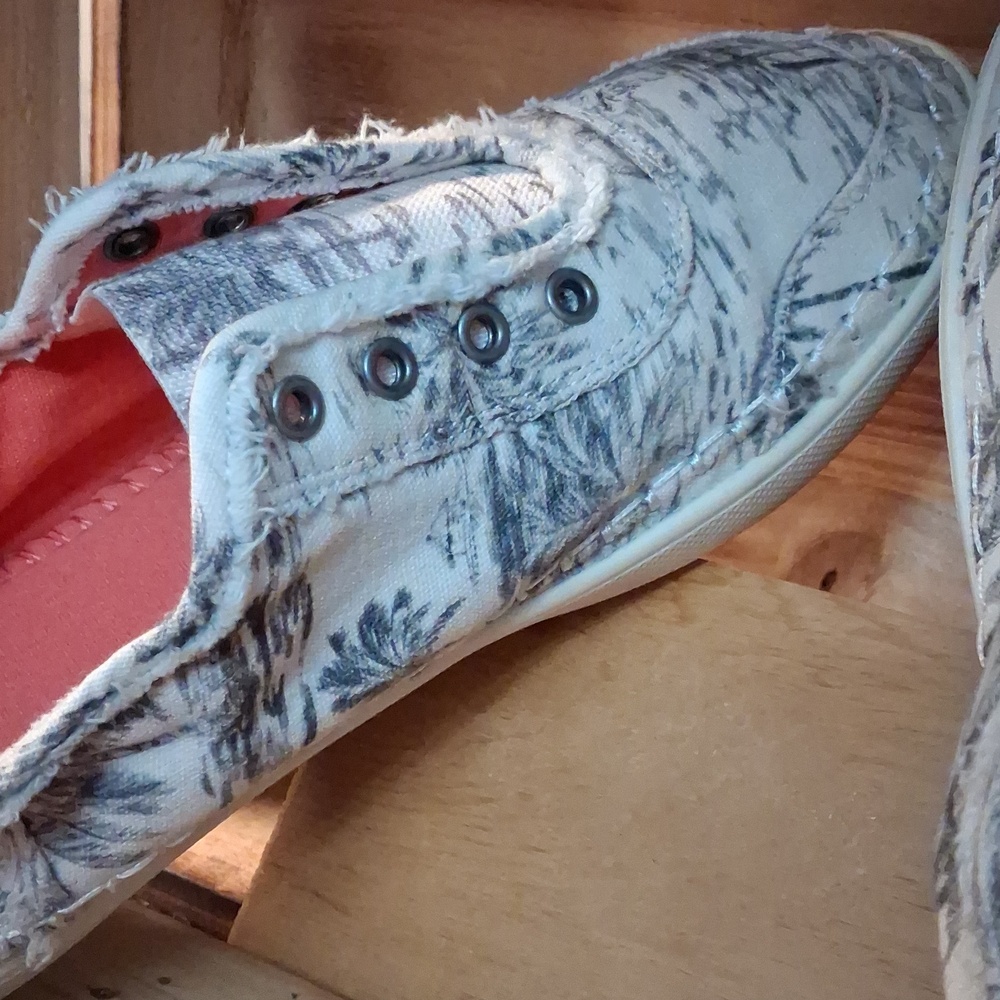 Billabong Men's Light Gray Canvas Slip-Ons with Coral Lining - Picture 7 of 10